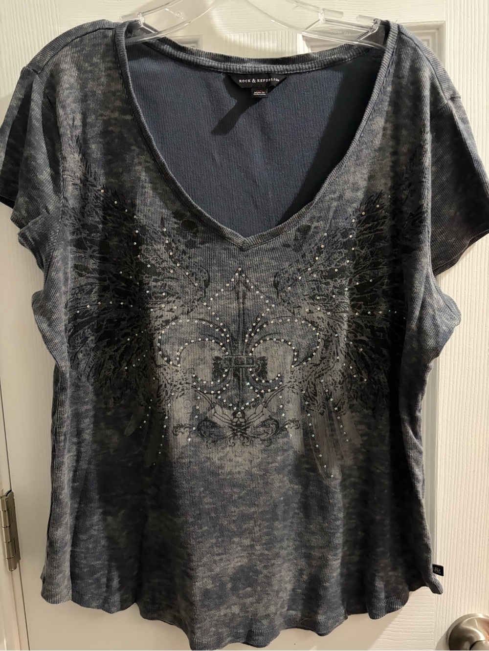 Rock & Republic Charcoal Gray V-Neck Tee with Fleur-de-Lis Graphic